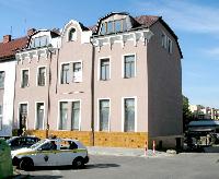 vjezd do dvora s parkovi�t�m