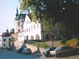 pohled od náměstí na hotel s podloubím